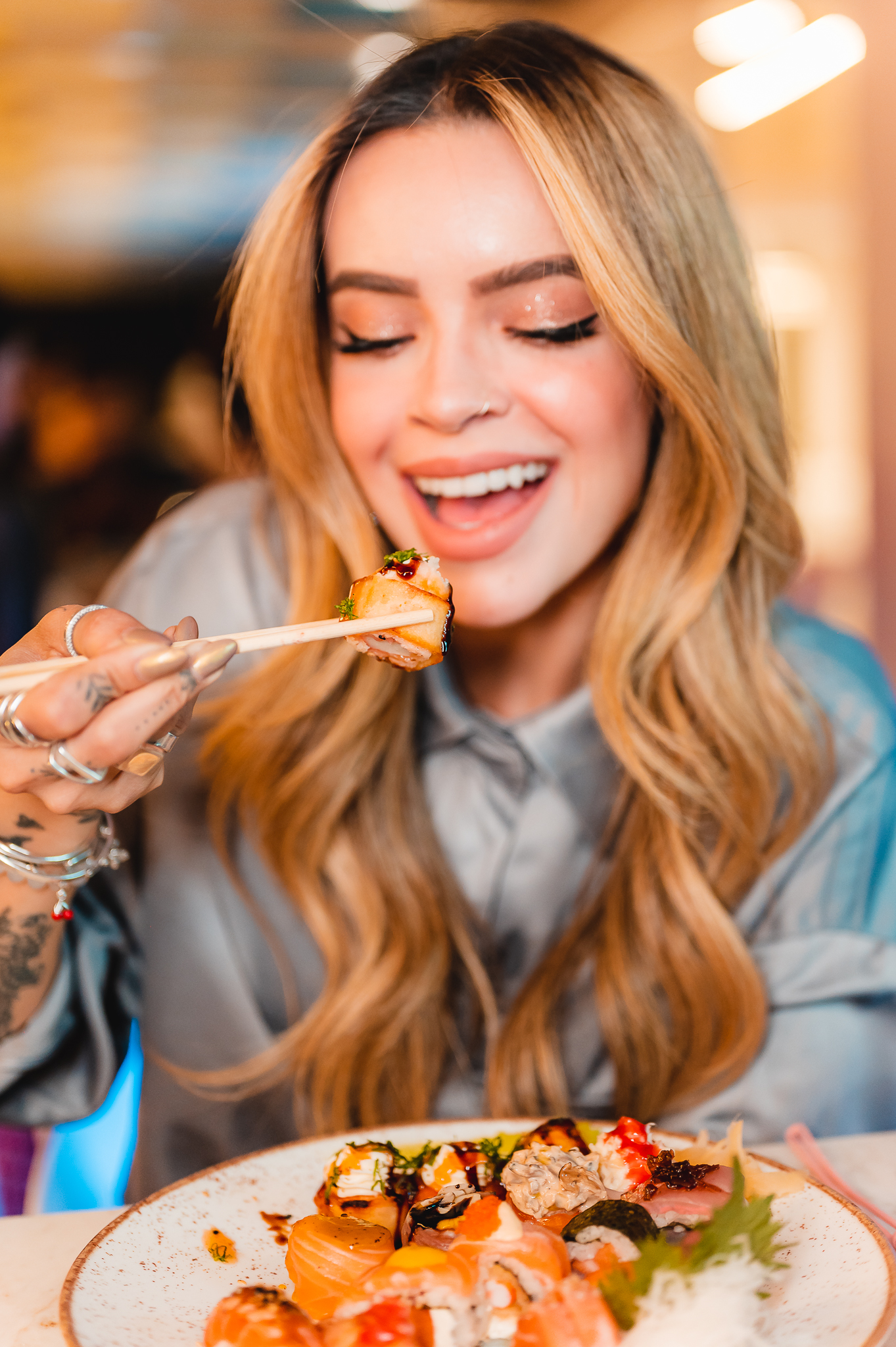 Comendo Sushi